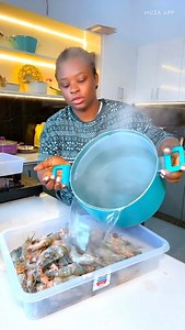 How to clean fresh crab 🦀 and prawns 🦐 | Lady B Kitchen & Lifestyle