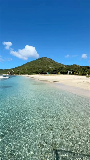 Uma das viagens mais incríveis da vida, foi na Virgin Gorda, nas Ilhas Virgens Britânicas, onde visitamos The Baths e Devil’s Bay – um dos lugares mais impressionantes do Caribe! 🌊🏝️�✔ The Baths é famoso por suas enormes rochas de granito, que formam túneis, cavernas e piscinas naturais de água cristalina. O visual é único e perfeito para explorar e tirar fotos incríveis! �#viajar #praia #turismo | Gostaria De Ir