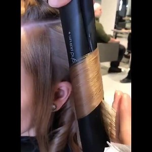 333K views · 6K reactions | Ready.. Set.. SLAY! Dai a questa domenica un tocco di glam con delle beach waves luminose ✨ Scopri ghd platinum+  in saldo ancora per pochi giorni sul nostro sito: www.ghdhair.com/it/ghd-platinum/ghd-platinum-plus-black-styler e nei migliori saloni! Affrettati! ‍♀️ | ghd | Facebook