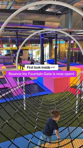 What to expect 👇🏽 Bounce Inc. has landed at Fountain Gate and wow - this place is honestly something else. If you assume this is just trampolines, think again. There’s bouldering, soft play, spinning swings, slides, sky walk, ninja course, basketball zones and even a hamster wheel. A couple of the big drop slides and big jump areas are for 110cm , but the rest is perfect for littler ones too. I love that it’s a place where kiddos can move in all the ways they need to - proprioceptive play, dee