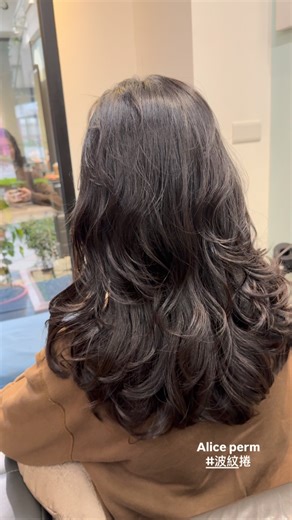 Alice perm #波紋捲 喜歡的風格髮型髮色都可以跟Alice討論哦❤️ 💇‍♀️相關作品髮型書 #Alice作品集 ⠀⠀ ⠀⠀⠀⠀ ⠀⠀ 👉髮型問題和詢價預約都在Line：@alicelee(記得 @) https://page.line.me/?accountId=alicelee 店內預約電話☎️0226086372 💈EllyHairSalon艾莉沙龍 📍新北市林口區文化三路一段617巷63號（九揚華峰社區） #alicelee #EllyxAlice Ellyhairsalon 艾莉沙龍 林口九揚華峰社區 林口資生堂燙髮 石墨烯護髮 林口資生堂染髮 林口縮毛矯正燙 林口C字燙 林口韓式髮根燙 林口燙髮 林口染髮 林口新京喚羽護髮 林口韓式水波紋 京喚羽酸熱護 林口資生堂芯之麗深層護髮 林口無痛漂髮 徵助理 徵設計師 | Elly hair salon