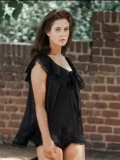 This iconic actress became a household name and global phenomenon in the 1960s – but her career came to a screeching halt and was taken from us far too soon 😯💔 The story unfolds below!👇 | Christie Dutton