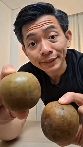 🍈 1) Kandungan Utama: Mogroside Monk fruit (Lo Han Kuo) punya senyawa utama yang memberi manisnya, yaitu Mogroside ✔️ Golongan triterpenoid glycoside ✔️ 250–400× lebih manis dari gula ✔️ Molekul besar & kompleks Ini bukan gula sederhana seperti glukosa/fruktosa, jadi tubuh memperlakukannya beda. 🧬 2) Bagaimana Mogroside Dirasakan (Rasa Manis) Step by step: Simptom di lidah -->>Mogroside nempel ke reseptor rasa manis (T1R2 T1R3) Otak menerima sinyal: “manis!” 👅🧠 👉 Ini mekanisme sensorik, buk