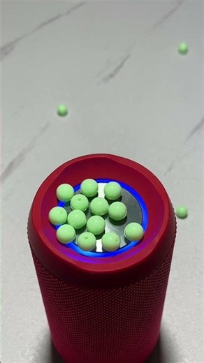 The colorful beads beat with the rhythm of the music 🎵💍#satisfyingvideo #basstest #speaker