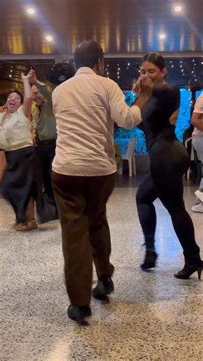 Bailadores con su estilo propio baila Saúl Martínez y Diana salsa Super | Cali capital mundial de la salsa