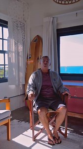 A Torre do Rei é o quarto mais clássico do Hotel da Praia Mole. Aqui já ficaram lendas do surf como Kelly Slater, Mick Fanning, Andy Irons… cada um deixando um pedaço da sua história nesse pico. Agora é a vez do Fabinho Gouveia puxar a resenha por aqui. Ouvir as histórias dele na Mole — ainda mais olhando da Torre do Rei — é coisa que arrepia qualquer surfista. 🏨 O Hotel da Praia Mole não é só cenário pros workshops. É onde tudo se conecta: surf, natureza, paisagem e memória. Quem já viveu sabe
