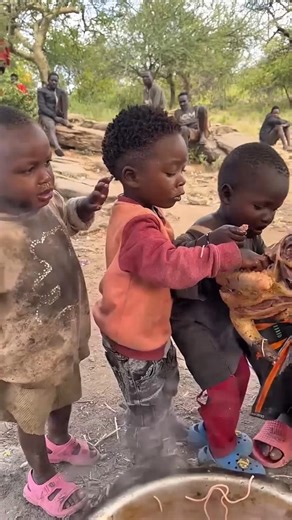 Pure Joy of Sharing Food in Village Life ❤️#VillageLife #SimpleLiving #SharingFood #AfricanVillage