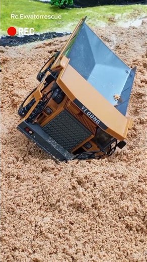RC Excavator Successfully Rescues a Stuck Dump Truck ⭐