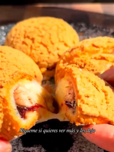 🍓🧁 Bolitas Crujientes Rellenas de Crema Ingredientes: Masa Choux: 60 g de mantequilla 60 ml de agua 60 ml de leche 1 pizca de sal 1 cucharada de azúcar 70 g de harina 2 huevos pequeños (110 g) Craquelin: 100 g de mantequilla 100 g de azúcar 100 g de harina Crema: 2½ tazas de leche 1 taza de azúcar (menos dos dedos) 3 yemas de huevo 5 cucharadas de maicena 1 paquete de crema chantilly 1 paquete de vainilla Salsa de frambuesa (opcional): 1 tazón de frambuesas Medio vasito de azúcar 2 cucharadita