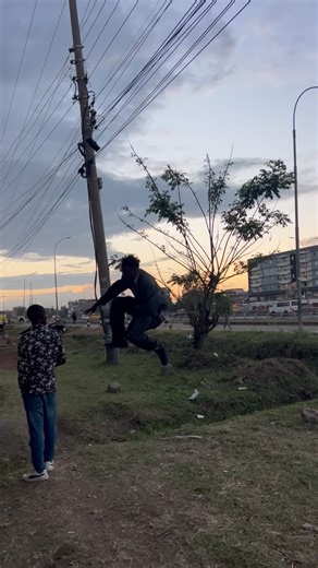 Vindee on Instagram: "Give me your phone prank in the hood 😂😂😂 part 1000 #prank #foryou"