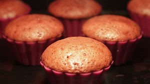 4K Time lapse - Cupcakes Baking in the Oven