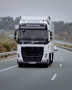 37K views · 1K reactions | Riduzione dei costi del carburante e riduzione dell'impatto ambientale. Guarda come il Grupo Transonubar riesce a combinare i due obiettivi con l'aiuto del Volvo FH con I-Save. | Volvo Trucks Italia | Facebook