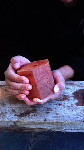 Visual misalignment magic trick, hard to open before assembly