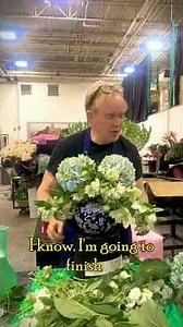 I have another 3 minute vased design tutorial for you. #flowers #flowerschool #flowertips