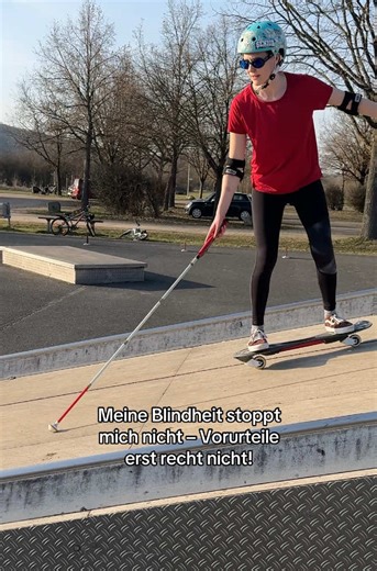 Blind Skater fährt Waveboard mit Sehkraft