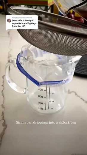 Replying to @jellajera how to separate fat from drippings. It’s really that easy! #thanksgiving #turkey #gravy #kitchenhacks