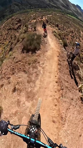 Atrápala si puedes 💨 • 📸@gemmacorbera #GoProHERO13 Black • Recuerda que puedes grabar increíbles POVs como este gracias a los soportes adhesivos para casco compatibles con todas nuestras cámaras. Disponibles en nuestra web GoPro.com 🛒 • #GoPro #GoProES #GoProBike #MTB #POV | GoPro