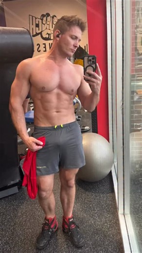 My first REAL workout in about a month. 😬 Funny how when you’re natty you don’t deflate and lose all your gains just because life got busy and you wanted to spend more time with your family around the holidays. Sure I still monitored my eating a bit and continued my fasting. But I also certainly overindulged in a lot of food and desserts on Thanksgiving and Christmas (and days after as well haha. 😆) My point being that if Fitness truly becomes a part of your lifestyle, you should never have to