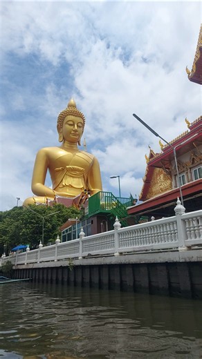 วัดปากน้ำภาษีเจริญพระใหญ่โดดเด่นงดงาม