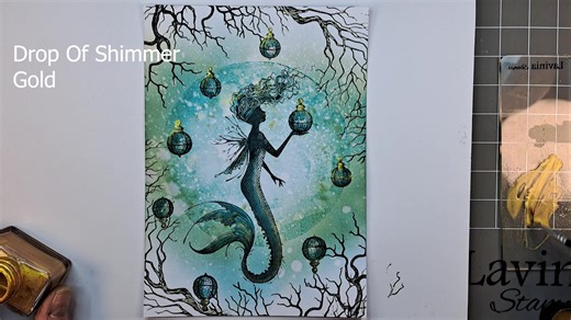 Mona uses the Re-Inkers for the first time with a Gel Press to create a magical card ✨ Join Mona in this Video tutorial as she demonstrates a unique way you can use your Elements Inks Re-inkers! Mona uses them on a Gel Press and then demonstrates how you can paint wit them and mix them with a drop of shimmer Gold to create the most enchanting scene, She builds up an underwater Fairy-tale and brings the card to life with highlights and detailing 😍 If you enjoyed this video and would like to find