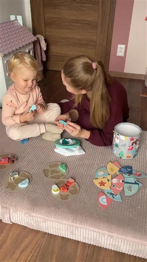 Prinášam vám náš výber hračiek pre 2,5 ročné deti. Sú to všetko hračky, s ktorými už sa hráme dlhšiu dobu a stále sa k nim vraciame. Vieme za ich pomoci zabavne stráviť čas, ale majú aj edukatívnu funkciu čo sa týka jemnej motoriky, logického myslenia alebo rozpoznávania farieb a rozširovania si slovnej zásoby. Ak tápate v tom čo pod stromček, práve toto video môže ponúknuť inšpiráciu na túto tému. Ak by ste mali nejake otázky, kľudne sa pýtajte pod video. Keďže odkazy tu v texte nefungujú, napí