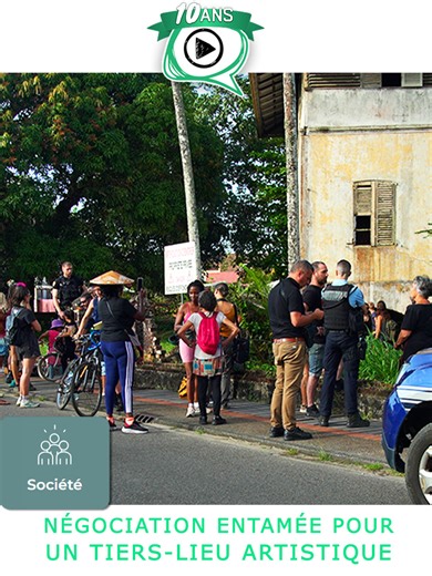 👥💬📣 Négociation entamée pour un tiers-lieu artistique 📍🧑‍🤝‍🧑🏠 À Saint-Laurent du Maroni, un collectif d’associations locales tente de redonner vie à un bâtiment abandonné pour en faire un tiers-lieu. 🎨🎶📚 Il s’agit de créer un espace ouvert à tous où artistes et habitants peuvent se rencontrer, créer et développer des projets culturels et éducatifs. 💬 Dans ce reportage, le collectif, constitué d’associations actives sur le territoire depuis longtemps déjà, explique ses motivations et 