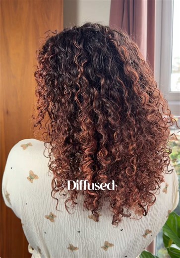 Always getting asked - what did you do to your hair? I washed it 💁🏽‍♀️ From wild, dreaded woman to defined bouncy curls using: @Bed Head by TIGI colour shampoo @Olaplex rich hydrating mask @Camille Rose curl creams and gel @Only Curls mouse @Beauty Pie hair elixir #curlyhair #curlygirl #ugchair #hairtransition #hairtrend