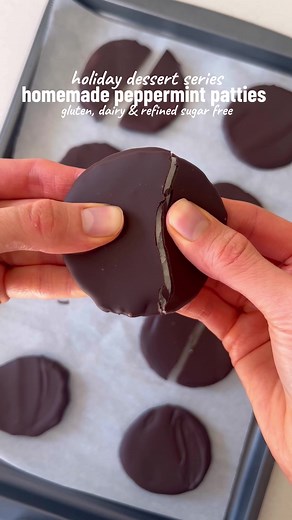 these 5 ingredient peppermint patties are gluten free, dairy free, paleo, and refined sugar free, and perfect for the holidays. filling: •1/4 cup coconut butter (cashew butter should also work) •1/4 cup 2 tbsp coconut oil •2 tbsp raw honey or pure maple syrup •1 tsp peppermint extract chocolate coating: •10oz dark chocolate (i use dairy free & refined sugar free) •1 tbsp coconut oil instructions: 1. add the coconut butter and coconut oil to a microwave safe glass dish and heat until the coconut 