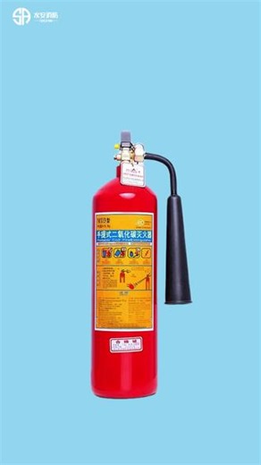 灭火器不会用=白买！ 用二氧化碳灭火器别忘戴手套，低温易冻伤，安全第一！ #生活安全小常识 #水安消防 #消防安全 #消防干货分享#干粉灭火器使用指南#家用消防必备知识 #新手学消防