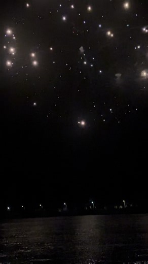 三兄弟の真ん中に産まれて来なければ良かった 俺だって真ん中で産まれたくて産まれたんじゃない、兄になりたくて産まれたんじゃない、 ｢お前がやらないで誰がやる｣｢少しは○○の面倒ぐらい見て｣ 妹は自閉症で俺らとはちょっと違う子で、普通じゃない。言葉の発達も運動の発達も全てが遅れてる。だから優しくゆっくり説明しないと分からないけど、何回も何回も｢にぃに｣って呼ばれるとどうしてもイライラしてしまう、本当だったらもっと可愛がりたい、抱きしめたいし沢山遊んであげたい、でも会話が出来ないからまともに遊ぶことも出来ないし、今日こそ優しくしよって決めてもどうしても強い口調になってしまう、 そのほかにも親から色んな暴言吐かれまくってきた、 黙れだの喋んなだのキモイだの 幸せにしてくれないなら産まないで欲しかった。どうせなら捨てて欲しかった。いっその事死んでやろうって、本気で思った事も何十回もある、幸せだけど幸せじゃない。生きたいけど生きたくない死にたいけど死にたくない、どうしたらいいんですか