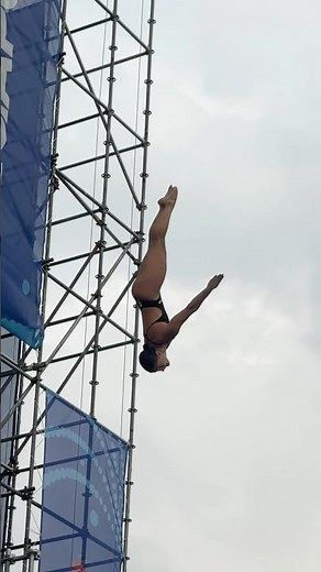High Diving but in reverse 🔄🫨 #highdiving #reverse #slowmotion
