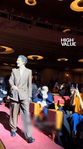 Mental | Société | Biz | Story on Instagram: "Pour incarner Marty Supreme dans le New York des années 50, Timothée Chalamet ne s’est pas contenté de jouer la comédie. Il a accepté de se rendre temporairement handicapé en portant des lunettes aux corrections opposées qui déformaient totalement sa vision et lui provoquaient des vertiges permanents. En plus de ce sacrifice visuel, il a passé des années à s’entraîner avec des professionnels pour que chaque geste sur la table de ping-pong soit instin