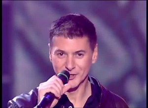 5.6K views · 191 reactions | Etienne Daho - Mon manège à moi Etienne Daho revisite en version moderne une magnifique chanson d'amour d'Edith Piaf (Mon manège à moi) sur la scène de la fête de la chanson française | La Fête de la Chanson Française | Facebook