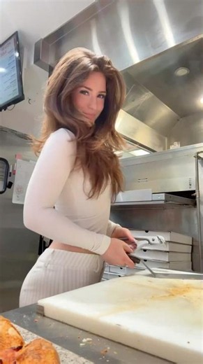 Slicing pizza!! #pizza #pasta #italianfood #dinnertime #calgary #entrepreneur #viral