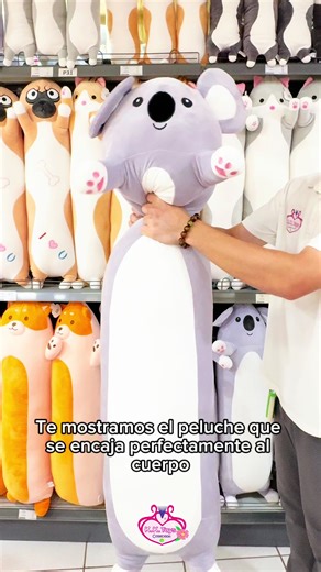 ¡Este peluche es el mejor regalo que podes dar! 😍😍😍 Te dejamos algunas ventajas de su uso: 1. Proporciona soporte al cuerpo 2. Mejorar la calidad de sueño 3. Evita movimientos bruscos 4. Previene el dolor del cuerpo 5. Sigue siendo útil una vez que nace el bebé 🥰💗 En @mundodosursos.py encontrarás las opciones más tiernas y los juguetes más divertidos para tu peque. 🫶 📍 Horarios de atención: Shopping Pacífico (5to piso) Lunes a viernes: 07:00am - 16:00pm Sábados: 7:00am - 15:15pm. Shopping