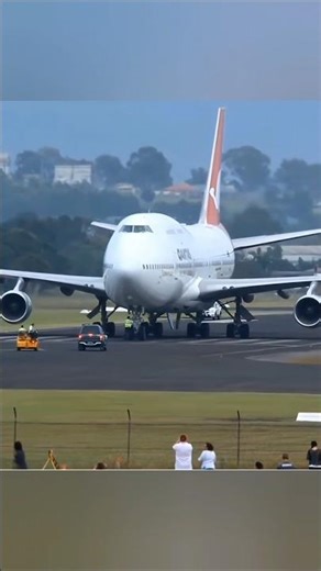 Qantas Boeing 747 Engine Failure 😱 Safe Emergency Landing ✈️#aviation #royal #QantasAirways
