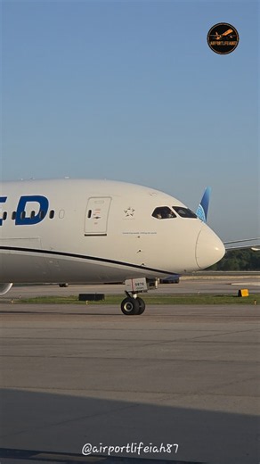 Amazing Boeing 787-9 Dreamliner , United Airlines and Boeing 777-200 , United Airlines