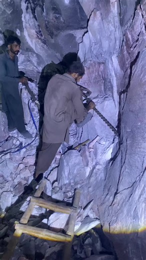 extrection pure himalin salt#mining #himalayanpinksalt
