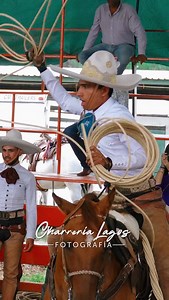 Julio Coss y León brindando su pial a la fanaticada de la manga del lienzo en la Charreada de Gala Feria Lagos 2025! #charreria #mexico🇲🇽 #charro #fyp #tiktok #charrerialagos | Salvador Rivera Tapia