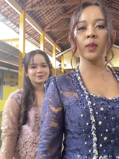 Duo Kebaya Modern: Perpisahan Sekolah yang Berkesan