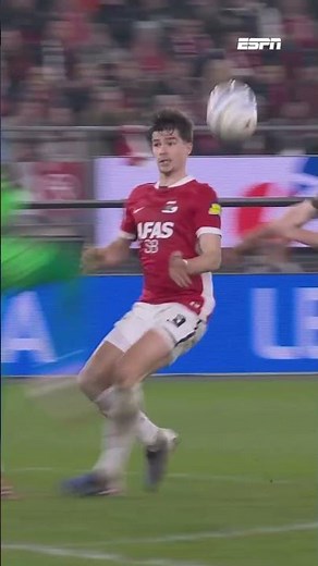 Wouter Goes hard in botsing met Rome-Jayden Owusu-Oduro 🥊