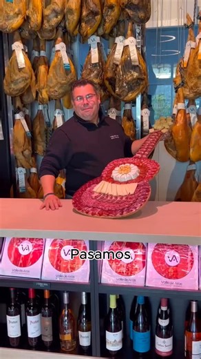 Valle de Aras | Tienda gourmet on Instagram: "Lo sentimos, pero esta marvilla solo la puedes disfrutar si vienes a recogerla a nuestra tienda de Lucena (Córdoba) 😁 Una tabla con forma de guitarra, repleta de la mejor seleccion de emtutidos y quesos 🧀, perfecta para impresionar y deleitar en tus reuniones familiares o de amigos. Solo por encargo y solo recogida en tienda. Contáctanos en el 957 50 99 88. #tiendadequesos #jamoniberico #embutidoiberico"