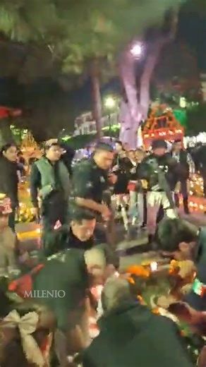 🚨📹 Carlos Manzo Rodríguez, alcalde de Uruapan, Michoacán, fue asesinado el sábado 1 de noviembre mientras encabezaba la inauguración del Festival de las Velas, conmemorativo del Día de Muertos. Un video obtenido por MILENIO muestra el momento exacto del ataque, ocurrido después de que el funcionario transmitiera en vivo la ceremonia y ofreciera un mensaje al público, acompañado de sus hijos y su pareja. Durante la grabación se observan detonaciones, la reacción de los escoltas y la confusión e