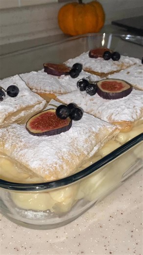 🍰 Banana Pastry with Puff Pastry Recipe Ingredients: • 6 sheets of puff pastry • 2 bananas • Powdered sugar (for topping) For the cream: • 2.5 cups milk • 2 tablespoons flour • 1 tablespoon cornstarch • 1 egg yolk • 4 tablespoons granulated sugar • 1 packet vanilla • 1 tablespoon butter ⸻ 🧁 Preparation: 1. Bake the puff pastry: Cut the puff pastry into squares and prick with a fork. Bake in a 350°F oven for 15–20 minutes until puffed and golden brown. 2. Prepare the cream: Mix the milk, flour,