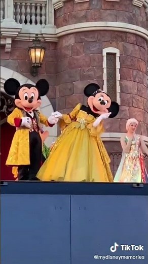 Mickey and Minnie Mouse kissing at Shanghai Disneyland (HD)