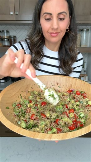 Quinoa Avocado Salad - a protein-packed salad made with simple ingredients and tossed in a tangy delicious dressing! | Feel Good Foodie