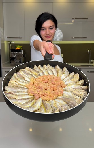 Mezgit 🐟 | Whiting ⬇️ English Malzemeler: • Mezgit • Tuz • Mısır unu • Zeytinyağı (kızartmak için) Yapılışı: 1. Mezgitleri tuzlayın. 2. Mısır unu ve tuz karışımına bulayın. 3. Tavada zeytinyağını ısıtın, mezgitleri arkalı önlü kızartın ⬇️ English Ingredients: • Whiting • Salt • Cornmeal • Olive oil (for frying) Instructions: 1. Season the whiting with salt. 2. Coat the fish in a mixture of cornmeal and salt. 3. Heat olive oil in a pan and fry the whiting on both sides until golden. #fish #mezgi