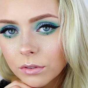 Haven't seen my latest music festival makeup tutorial?? 🦋💕 it's up on my YouTube channel!! All products & brushes used are listed in the video, here's the link! 💖 https://youtu.be/THpi8Pjxqtg | Cosmobyhaley