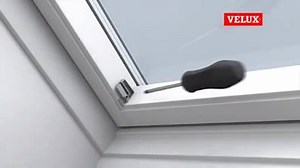 Pick&Click: So einfach geht der Einbau eines VELUX Sichtschutzrollos! Zwei linke Hände zählen nun nicht länger als Ausrede. ;) | VELUX (DACH)