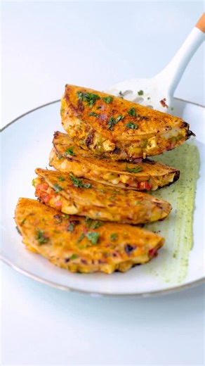 Viraj Naik on Instagram: "Tacos nahi, ye desi twist wale Roti Tacos hain 🌮 Bachi hui roti ko aise transform kiya ki ghar pe hi Mexican vibes aa gaye 🤌 Crispy outside, loaded inside & perfect for quick snacks or dinner cravings 😍 Once you try this Roti Tacos recipe, normal tacos boring lagne lagenge! ( Roti Tacos, Roti Tacos Recipe, Indian Style Tacos, Leftover Roti Recipe, Veg Tacos ) #RotiTacos #RotiTacosRecipe #IndianStyleTacos #LeftoverRotiRecipe #VegTacos"